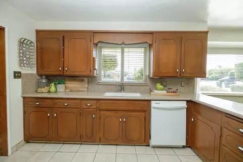 Kitchen - 1065 Union Rd, Manteca, CA 95337 photo 5 of 8