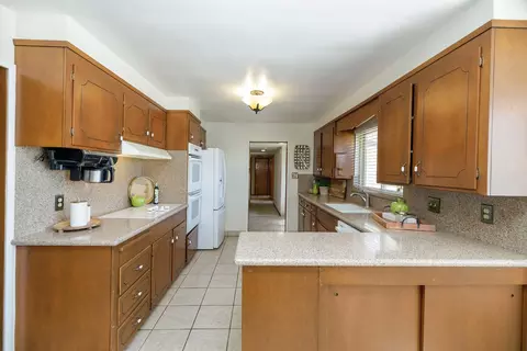 Kitchen - 1065 Union Rd, Manteca, CA 95337 photo 2 of 8