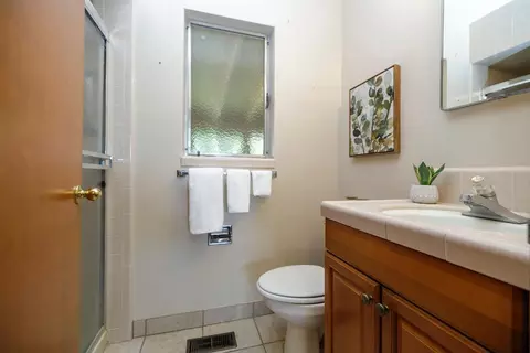 Bath - 1065 Union Rd, Manteca, CA 95337 photo 1 of 7