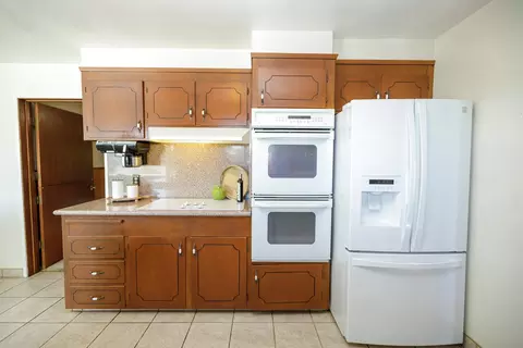 Kitchen - 1065 Union Rd, Manteca, CA 95337 photo 6 of 8