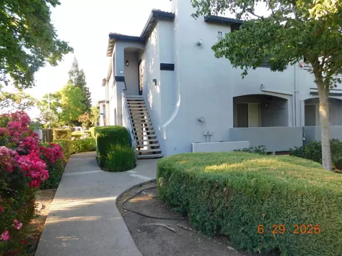 5201 W Laguna Oaks Dr #15, Elk Grove, CA 95758