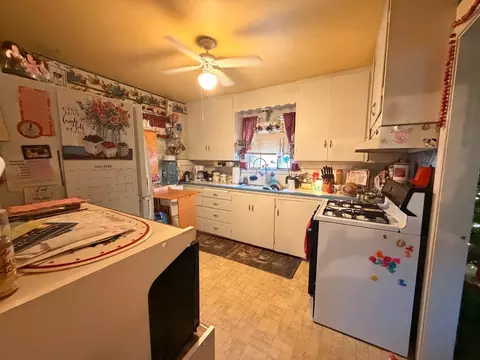 Kitchen - 340 Bothun Way, Turlock, CA 95380 photo 4 of 7