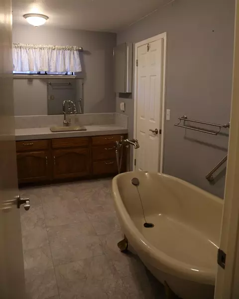 Bath - 3791 Luneman Rd, Placerville, CA 95667 photo 5 of 7