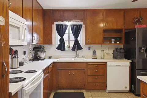 Kitchen - 1700 Chapala Way, Modesto, CA 95355 photo 2 of 8