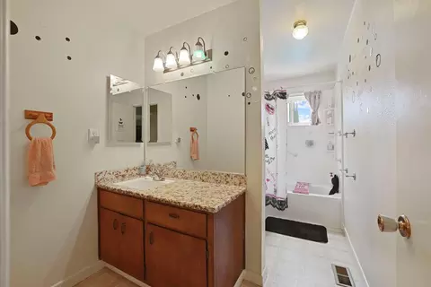Bath - 1700 Chapala Way, Modesto, CA 95355 photo 1 of 4