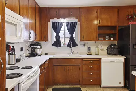 Kitchen - 1700 Chapala Way, Modesto, CA 95355 photo 4 of 8