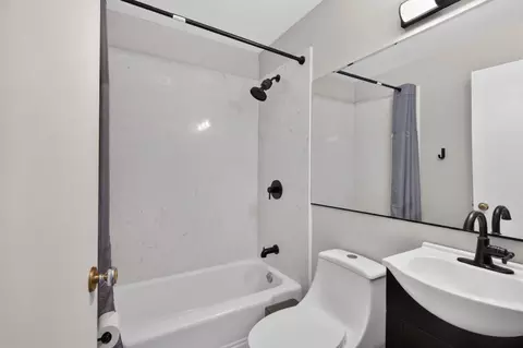 Bath - 2119 Debbie Ln, Lodi, CA 95242 photo 2 of 3