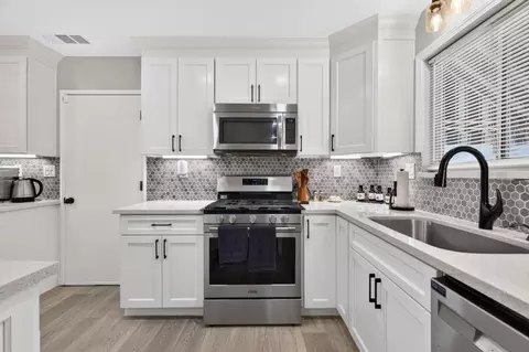 Kitchen - 2119 Debbie Ln, Lodi, CA 95242 photo 5 of 7