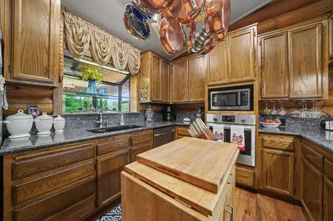 Kitchen - 19970 Dawn Rdg, Jackson, CA 95642 photo 3 of 4