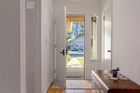 Entry Way - 1812 Innsbrook Dr, Modesto, CA 95350 photo 2 of 6