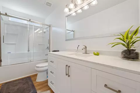 Bath - 1812 Innsbrook Dr, Modesto, CA 95350 photo 1 of 2