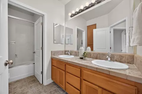 Bath - 2207 Hedrick Ct, Rocklin, CA 95765 photo 3 of 3