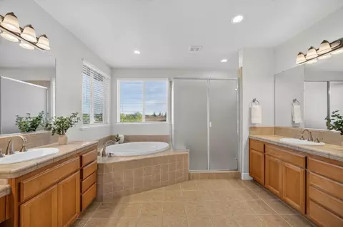 Bath - 2207 Hedrick Ct, Rocklin, CA 95765 photo 2 of 3