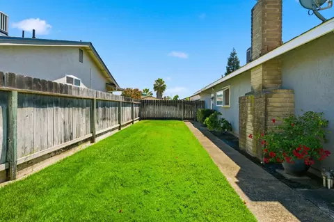 Exterior - 879 Carson Ave, Manteca, CA 95337 photo 5 of 9