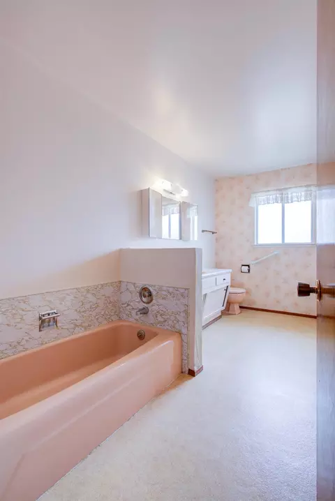 Bath - 1729 Beverly Dr, Modesto, CA 95358 photo 3 of 6