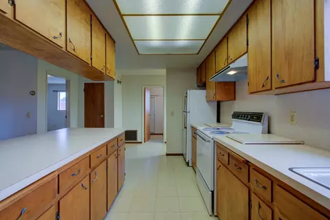 Kitchen - 1729 Beverly Dr, Modesto, CA 95358 photo 8 of 9