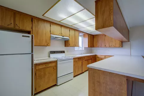Kitchen - 1729 Beverly Dr, Modesto, CA 95358 photo 4 of 9