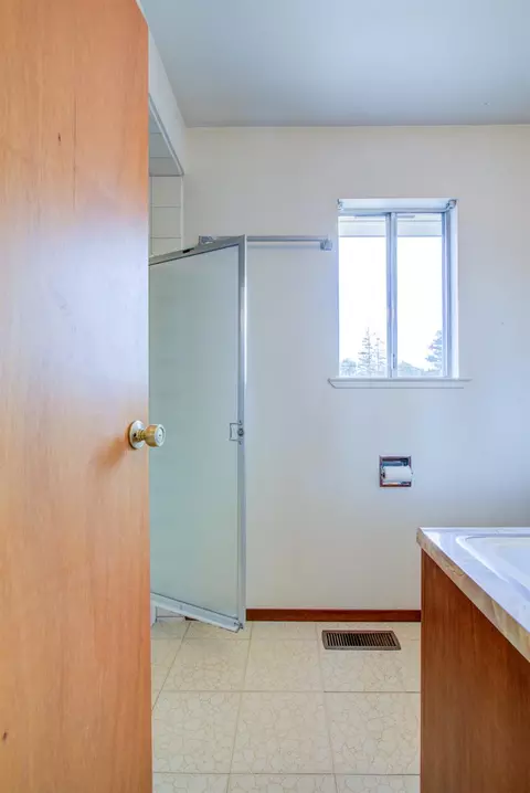 Bath - 1729 Beverly Dr, Modesto, CA 95358 photo 6 of 6