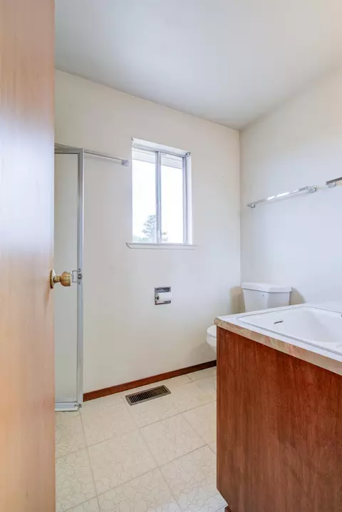 Bath - 1729 Beverly Dr, Modesto, CA 95358 photo 1 of 6