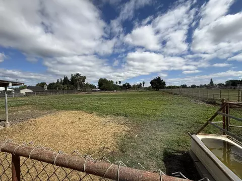 Exterior - 1729 Beverly Dr, Modesto, CA 95358 photo 12 of 14