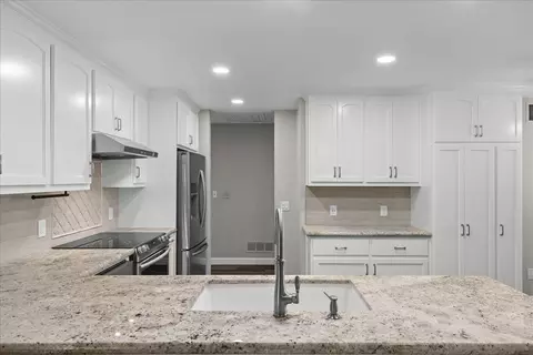 Kitchen - 1016 Lillian Dr, Modesto, CA 95355 photo 3 of 5