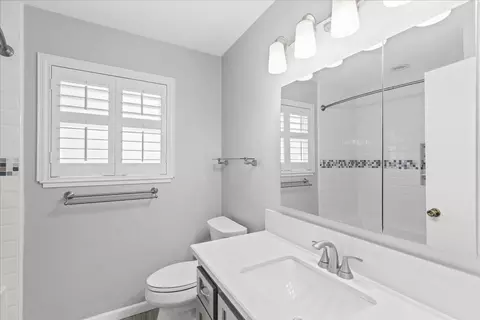 Bath - 1016 Lillian Dr, Modesto, CA 95355 photo 2 of 3