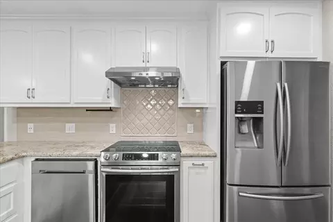Kitchen - 1016 Lillian Dr, Modesto, CA 95355 photo 4 of 5