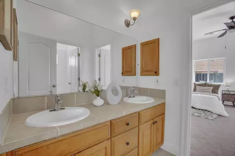 Bath - 565 Springcreek Pl, Manteca, CA 95337 photo 4 of 6