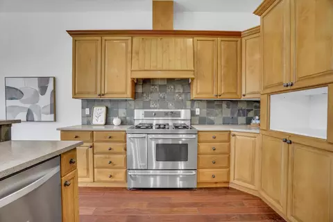Kitchen - 565 Springcreek Pl, Manteca, CA 95337 photo 3 of 4