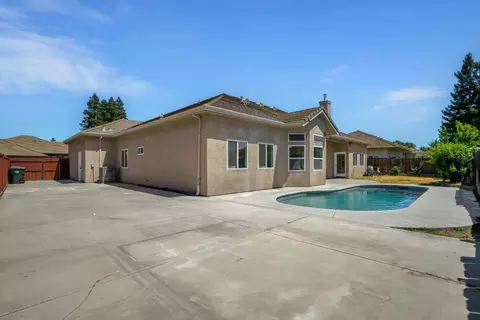Exterior - 565 Springcreek Pl, Manteca, CA 95337 photo 7 of 9