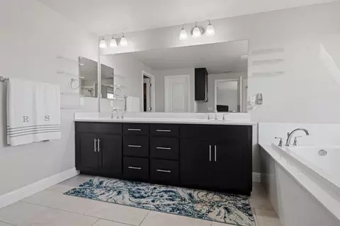 Bath - 2012 Van Ruiten Dr, Lodi, CA 95242 photo 4 of 5