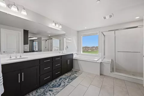 Bath - 2012 Van Ruiten Dr, Lodi, CA 95242 photo 2 of 5