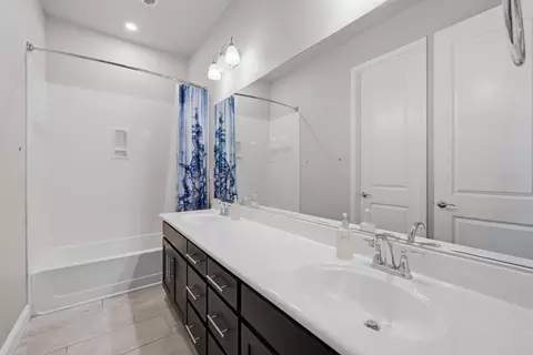 Bath - 2012 Van Ruiten Dr, Lodi, CA 95242 photo 5 of 5