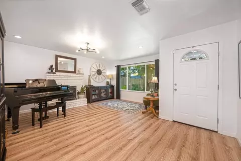Entry Way - 5112 Kovanda Ave, Carmichael, CA 95608 photo 1 of 3