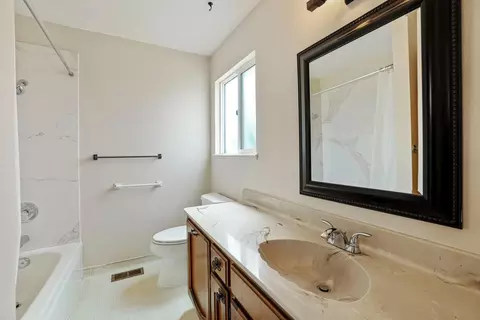 Bath - 10675 E Peltier Rd, Acampo, CA 95220 photo 4 of 6