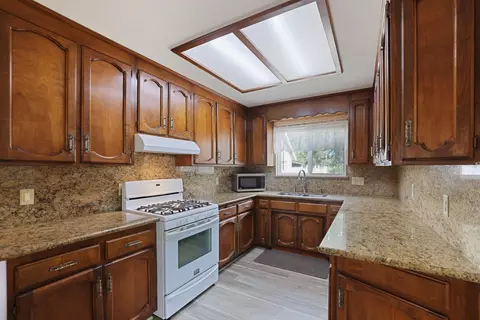 Kitchen - 10675 E Peltier Rd, Acampo, CA 95220 photo 4 of 6