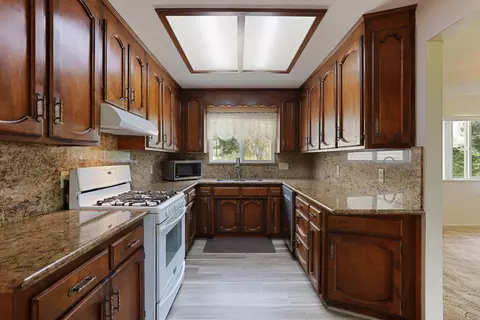Kitchen - 10675 E Peltier Rd, Acampo, CA 95220 photo 3 of 6