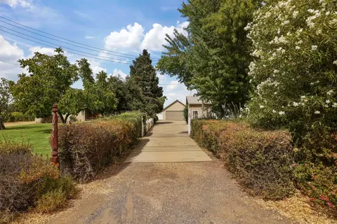 Exterior - 10675 E Peltier Rd, Acampo, CA 95220 photo 4 of 17