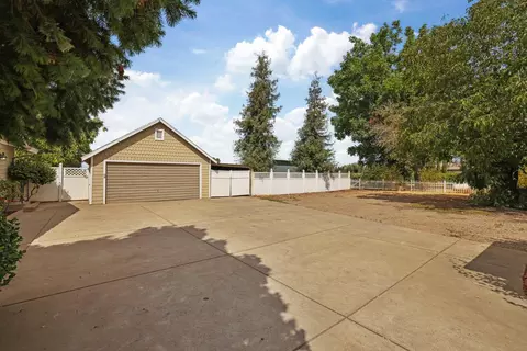 Exterior - 10675 E Peltier Rd, Acampo, CA 95220 photo 6 of 17