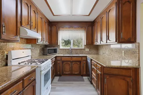 Kitchen - 10675 E Peltier Rd, Acampo, CA 95220 photo 2 of 6