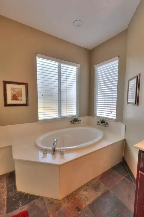 Bath - 6801 Varni Way, Hughson, CA 95326 photo 4 of 10