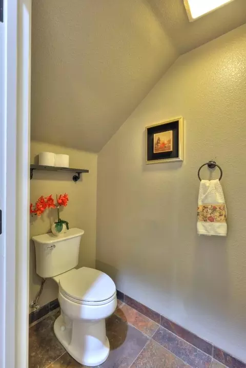 Bath - 6801 Varni Way, Hughson, CA 95326 photo 2 of 10