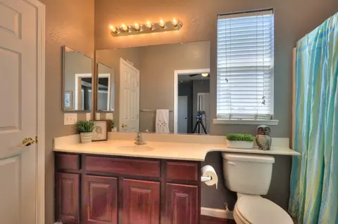Bath - 6801 Varni Way, Hughson, CA 95326 photo 8 of 10