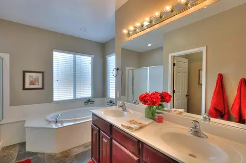 Bath - 6801 Varni Way, Hughson, CA 95326 photo 3 of 10