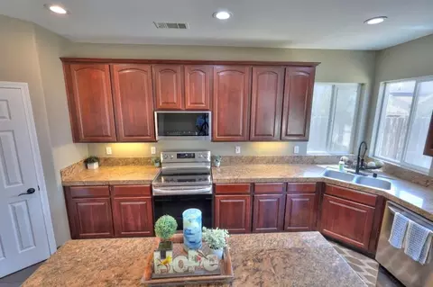 Kitchen - 6801 Varni Way, Hughson, CA 95326 photo 2 of 10