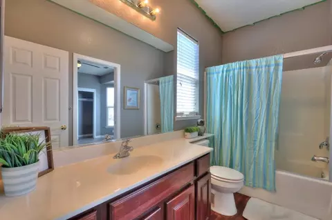 Bath - 6801 Varni Way, Hughson, CA 95326 photo 6 of 10
