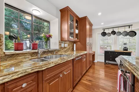 Kitchen - 1073 Harrington Way, Carmichael, CA 95608 photo 4 of 7