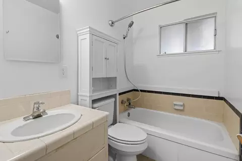 Bath - 1947 Glenmore Dr, Olivehurst, CA 95961 photo 4 of 4
