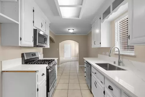 Entry Way - 111 E 21st St, Tracy, CA 95376 photo 2 of 4