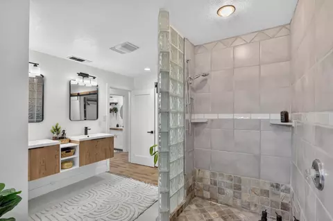 Bath - 6301 Grant Ave, Carmichael, CA 95608 photo 2 of 4
